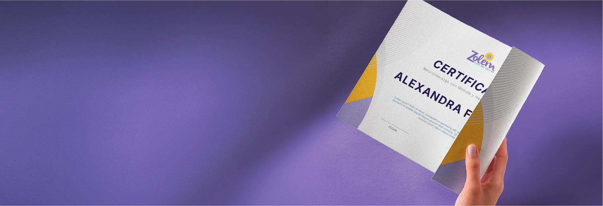 Mano sosteniendo un certificado de Neuroliderazgo con el método y las herramientas de Zolem, sobre fondo morado de marca Zolem