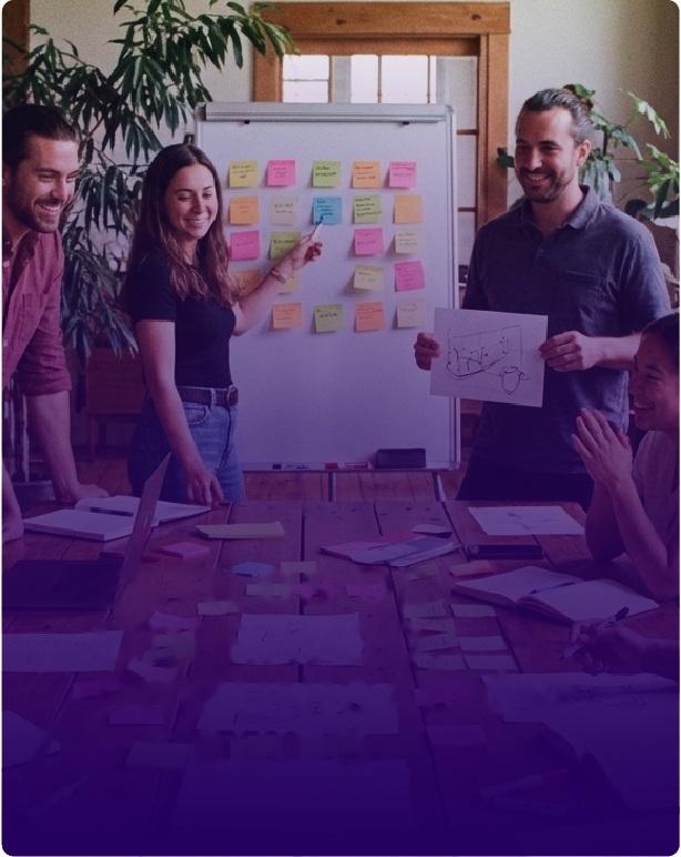 Equipo de trabajo colaborando frente a un tablero con notas adhesivas, representando estilos de liderazgo, comunicación y equipo