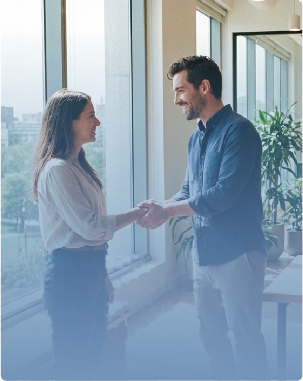 Dos profesionales estrechando la mano en una oficina con grandes ventanales, representando cambio, inteligencia emocional y productividad