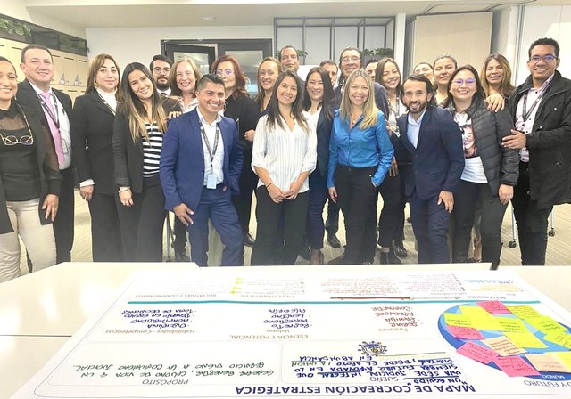 Dinámica de equipo durante taller de liderazgo Zolem