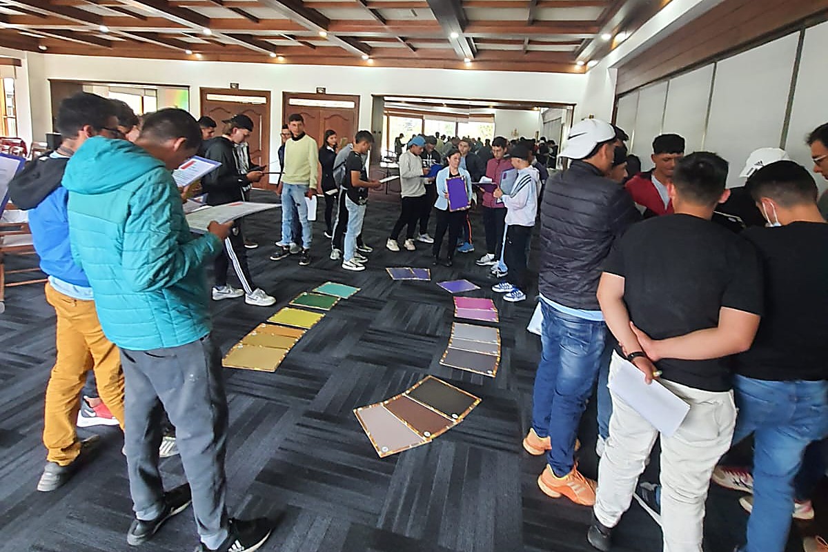 Taller grupal con muestras de color en el piso durante la ruta Potencial y Propósito de Vida con jóvenes caddies de la Fundación Club el Rancho
