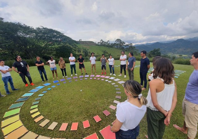 Sesión de aprendizaje experiencial al aire libre con Zolem