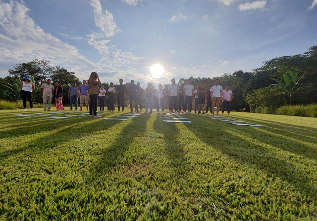 Grupo en actividad de aprendizaje experiencial al aire libre con Zolem