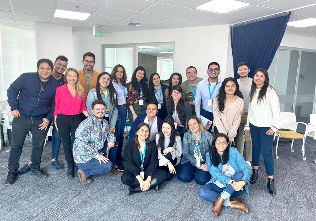 Equipo en sesión de trabajo colaborativo de taller Zolem