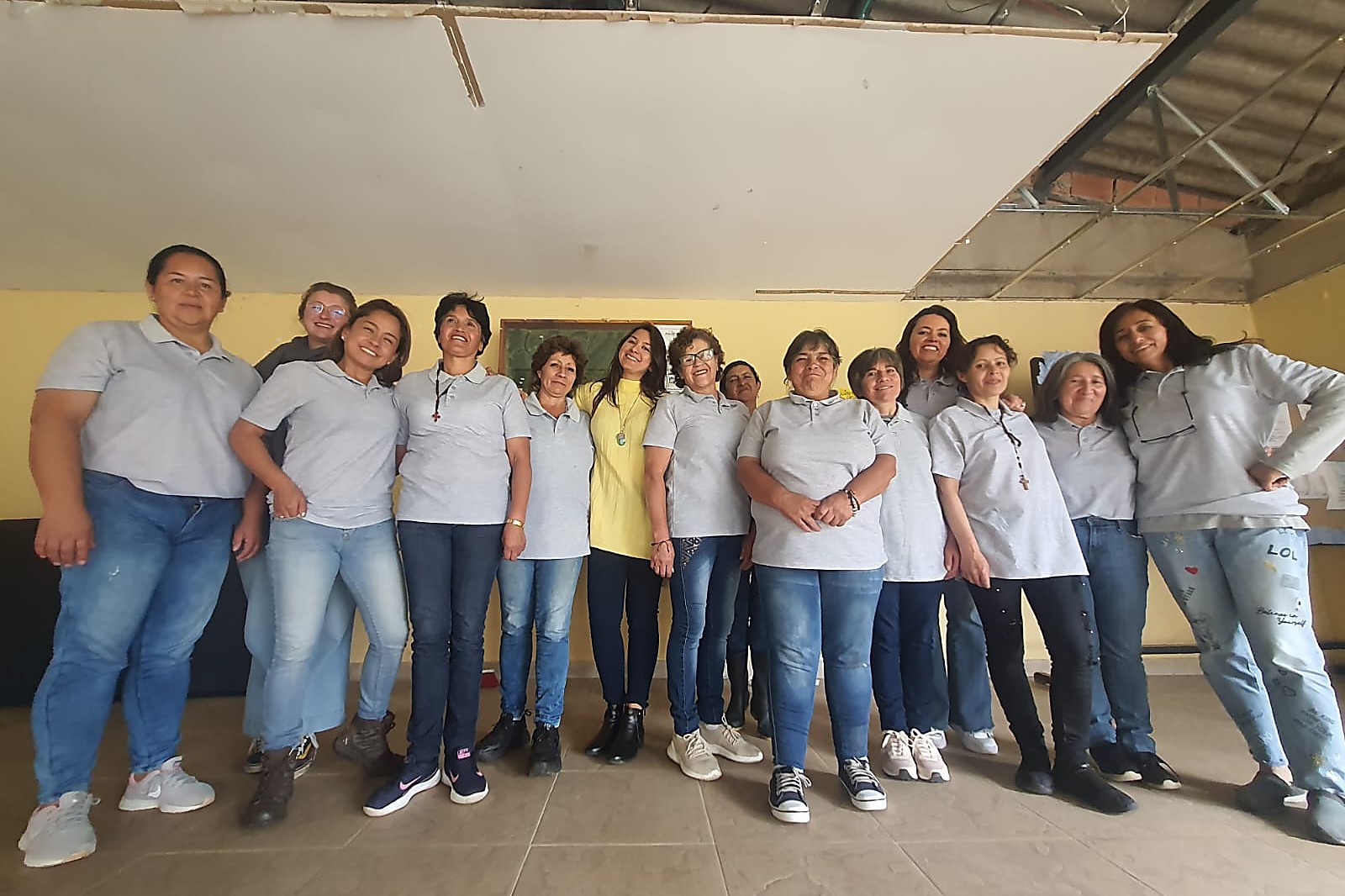 Mujeres líderes campesinas de la vereda Mundo Nuevo, Cundinamarca, reunidas en el salón comunitario durante la ruta Liderazgo desde el Ser