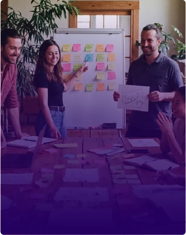 Equipo de trabajo colaborando frente a un tablero con notas adhesivas, experiencia de estilos de liderazgo, comunicación y equipo en la ruta de liderazgo y desarrollo humano de Zolem