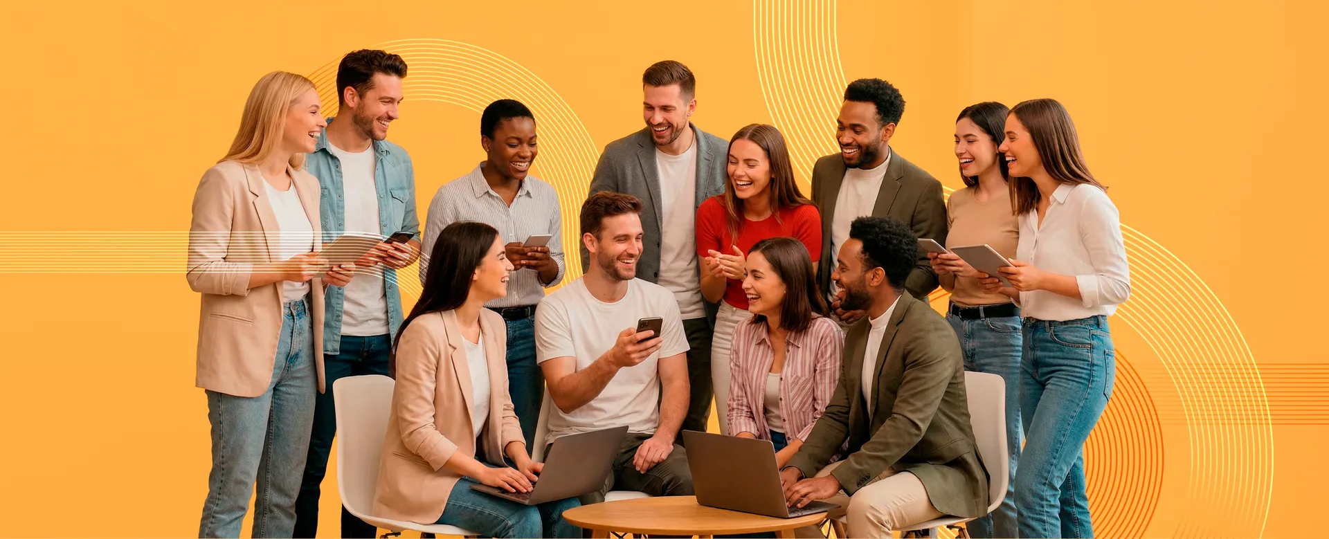 Equipo diverso de profesionales colaborando con laptops y tablets en un programa de liderazgo y desarrollo humano de Zolem